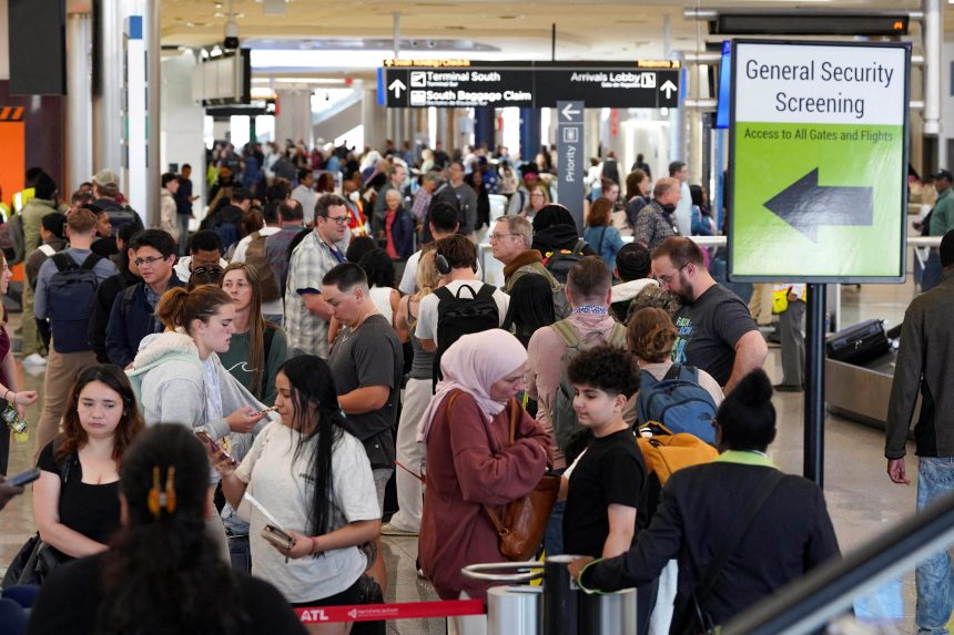 eua:-entenda-o-impasse-orcamentario-que-fez-trump-ameacar-enviar-ice-para-aeroportos