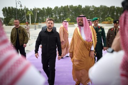 zelensky-vai-de-surpresa-a-arabia-saudita-apos-prometer-apoio-a-aliados-na-regiao