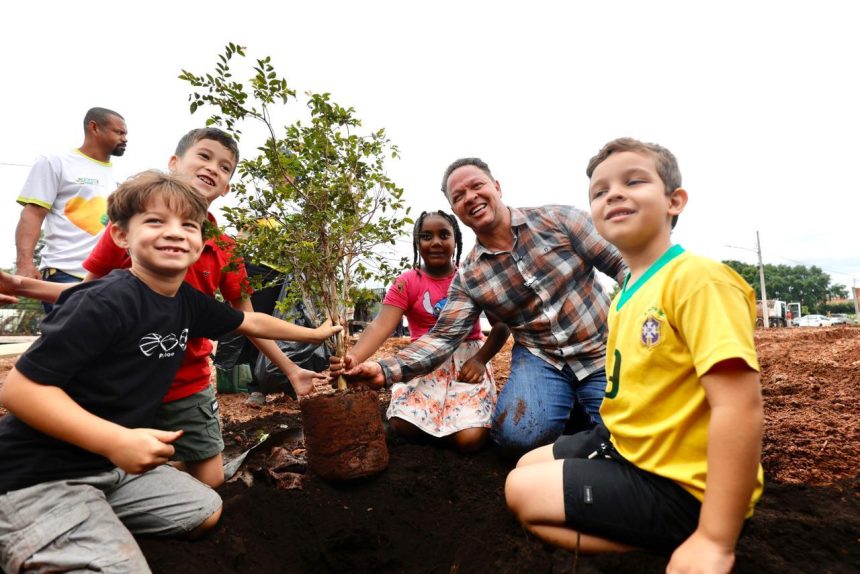O prefeito Cláudio Ferreira regulamentou o Programa Minha Praça para manutenção de áreas públicas por empresas e cidadãos em Rondonópolis.