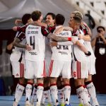 O Flamengo venceu o Botafogo com facilidade no Nilton Santos. Com gols de Pedro e Samuel Lino, o Rubro-negro subiu para a 3ª posição.