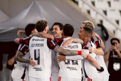 O Flamengo venceu o Botafogo com facilidade no Nilton Santos. Com gols de Pedro e Samuel Lino, o Rubro-negro subiu para a 3ª posição.