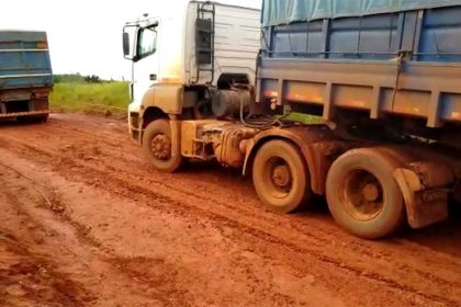 Com o excesso de chuvas em Matupá, produtores perdem até 40% da safra e enfrentam atoleiros na MT-322. Veja os detalhes da crise.