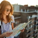 Pesquisa MTur e Unesco aponta que 40% das brasileiras já viajaram sozinhas. Saiba quais os desafios de segurança e os destinos favoritos.