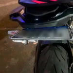 Polícia detém motociclista por adulteração de sinal identificador de veículo automotor na Vila Aurora, em Rondonópolis. Moto foi apreendida.