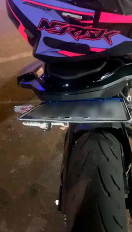 Polícia detém motociclista por adulteração de sinal identificador de veículo automotor na Vila Aurora, em Rondonópolis. Moto foi apreendida.