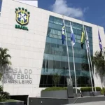 O Vasco oficializa queixa na CBF após erros de arbitragem contra o Cruzeiro. Clube se reúne com comissão nesta segunda-feira (16).