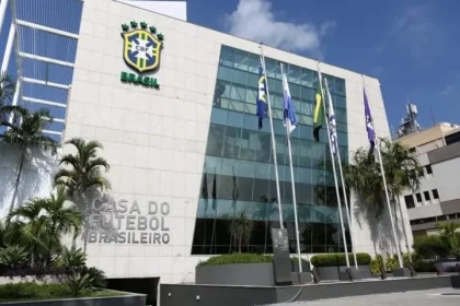 O Vasco oficializa queixa na CBF após erros de arbitragem contra o Cruzeiro. Clube se reúne com comissão nesta segunda-feira (16).