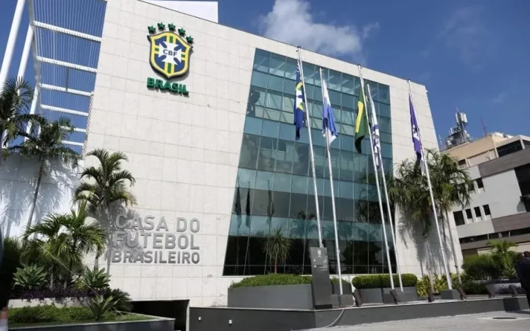O Vasco oficializa queixa na CBF após erros de arbitragem contra o Cruzeiro. Clube se reúne com comissão nesta segunda-feira (16).