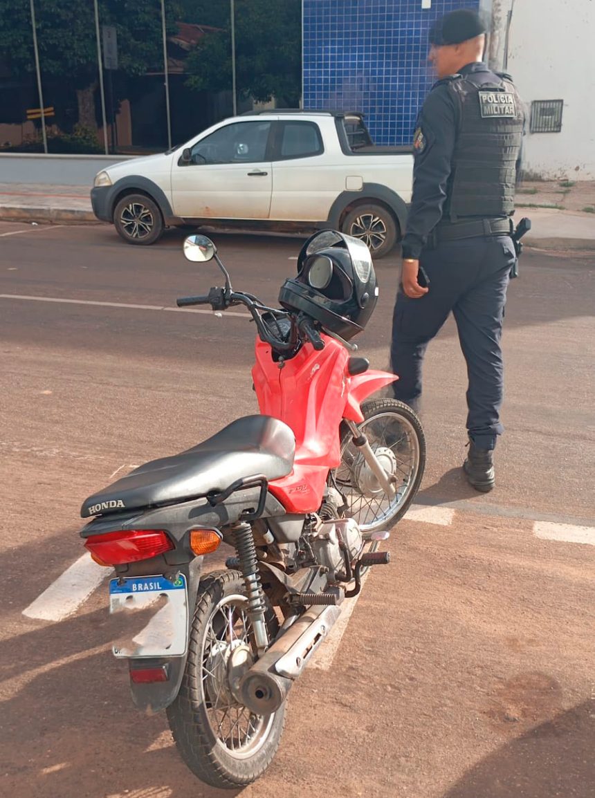 PM localiza motocicleta com registro de furto no Centro de Rondonópolis após alerta do sistema Vigia Mais.