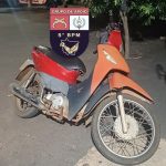 A PM realizou a prisão por mandado/receptação de um homem com moto roubada no bairro Sagrada Família, em Rondonópolis, nesta sexta-feira.