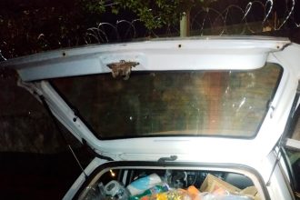 PM prende dupla com cestas básicas de facção após fuga no Residencial São José. Suspeitos levariam mantimentos para Guiratinga.