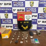 Polícia Militar prende suspeito por tráfico de drogas no bairro Vila Verde, em Rondonópolis, após denúncia de comércio perto de escola.