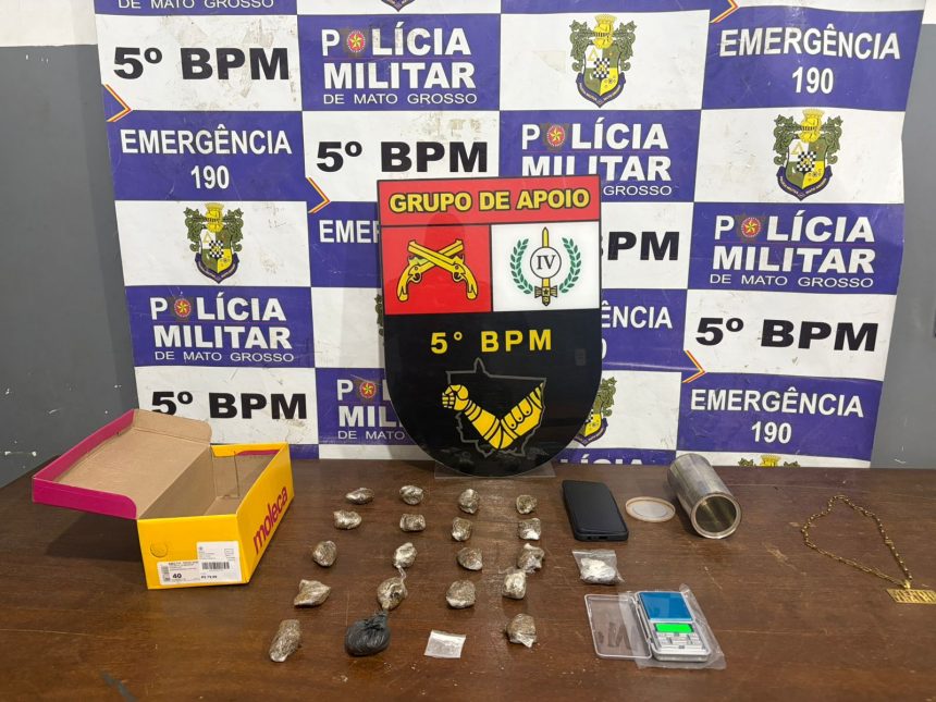 Polícia Militar prende suspeito por tráfico de drogas no bairro Vila Verde, em Rondonópolis, após denúncia de comércio perto de escola.