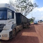 PM prende suspeito de roubo e cárcere privado na BR-364 após motorista fugir de cativeiro em Rondonópolis. Arma e veículo foram recuperados.