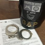 Polícia Militar cumpre mandado de prisão no Jardim Santa Clara em Rondonópolis durante operação contra facções criminosas.