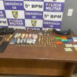 PM prende dois homens por tráfico ilícito de drogas após perseguição na contramão em Rondonópolis. Entorpecentes e veículo foram apreendidos.