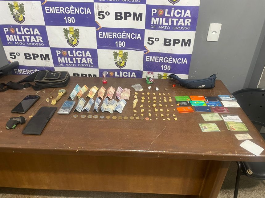 PM prende dois homens por tráfico ilícito de drogas após perseguição na contramão em Rondonópolis. Entorpecentes e veículo foram apreendidos.