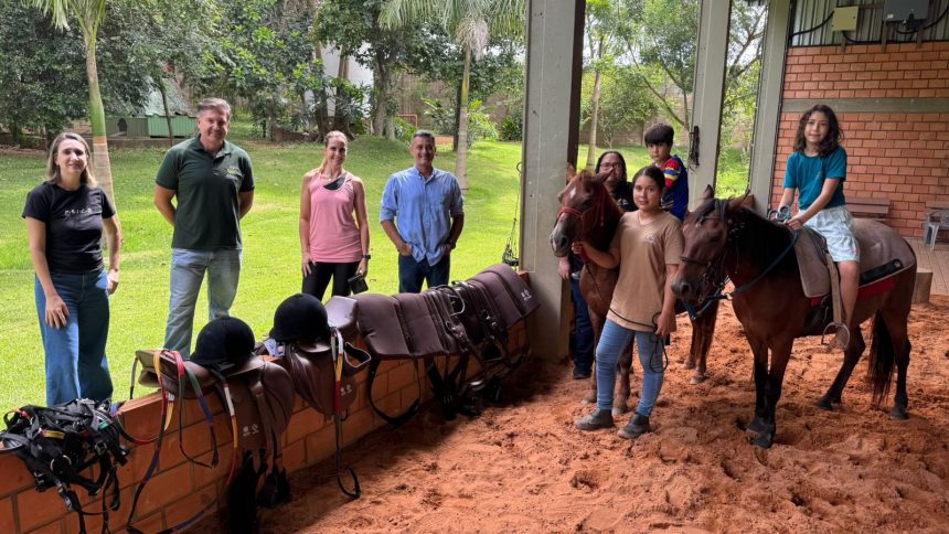 Sindicato Rural e Senar-MT entregam kits de equoterapia e garantem atendimentos gratuitos no Centro de Reabilitação Reviver em Rondonópolis.