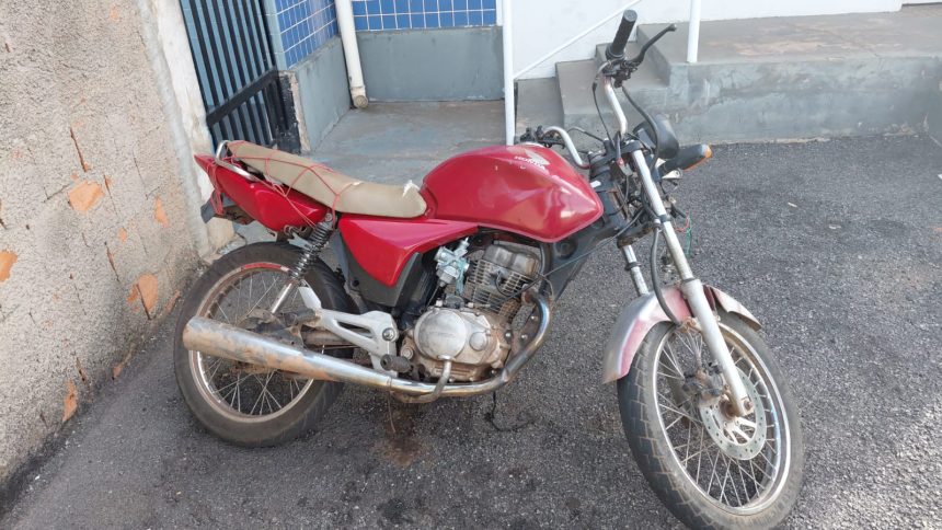 Homem é preso por adulteração de sinal identificador após ser flagrado na contramão com moto de chassi cortado na Vila Operária.