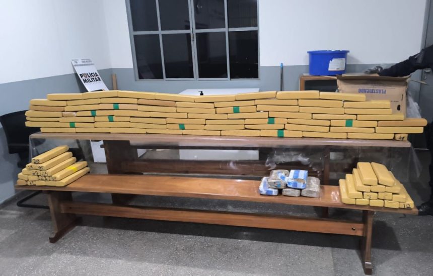A Polícia Militar apreende 127 tabletes de maconha e diversas outras drogas em uma Fiat Toro na MT-270 durante operação policial.