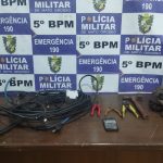 Homem com várias passagens é preso por furto de fiação elétrica em Rondonópolis. PM apreendeu escadas e ferramentas com o suspeito.