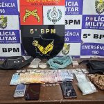 PM prende suspeito por tráfico ilícito de drogas no Vila Canaã em Rondonópolis com dinheiro e entorpecentes durante operação.