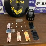 PM prende suspeito por tráfico ilícito de drogas no bairro Antonio Geraldino. Foram apreendidas 11 porções de cocaína e balança.