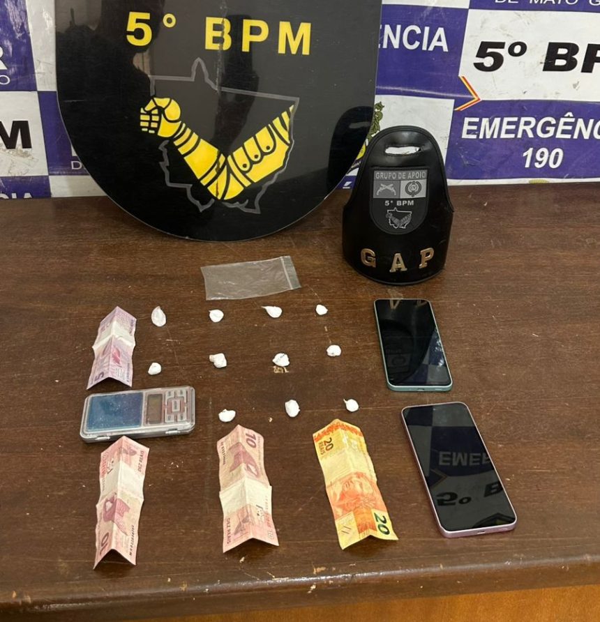 PM prende suspeito por tráfico ilícito de drogas no bairro Antonio Geraldino. Foram apreendidas 11 porções de cocaína e balança.