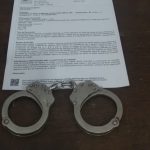 Homem com tornozeleira desligada é detido em Rondonópolis após confirmação de prisão por mandado de violência doméstica no Centro.