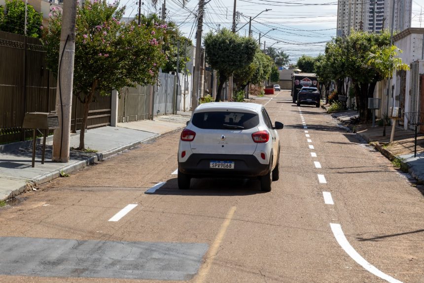 A Semob implementou a alteração de sentido na rua das Paineiras, no bairro Coophalis, para otimizar o fluxo e permitir estacionamento duplo.
