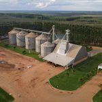O déficit de armazenagem em Mato Grosso atinge 50% da safra, reduzindo o poder de negociação e a renda dos produtores rurais do estado.