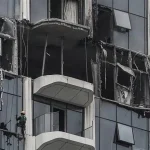 Queda de drone atinge edifício em Dubai e agrava tensão nos Emirados Árabes. Bolsas recuam e ataques afetam aeroporto e portos da região.