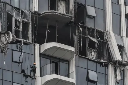 Queda de drone atinge edifício em Dubai e agrava tensão nos Emirados Árabes. Bolsas recuam e ataques afetam aeroporto e portos da região.