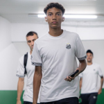 Santos e representantes discutem a renovação de Robinho Jr. em reunião com Marcelo Teixeira.