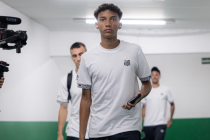 Santos e representantes discutem a renovação de Robinho Jr. em reunião com Marcelo Teixeira.
