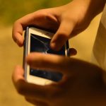 pais-tentam-afastar-filhos-do-celular-antes-de-proibicao-na-grecia