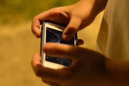 pais-tentam-afastar-filhos-do-celular-antes-de-proibicao-na-grecia