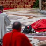 leao-xiv-celebra-missa-da-sexta-feira-santa-pela-1a-vez-desde-que-se-tornou-papa