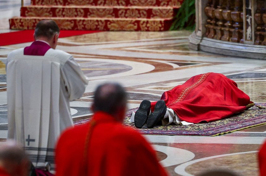 leao-xiv-celebra-missa-da-sexta-feira-santa-pela-1a-vez-desde-que-se-tornou-papa