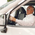 motoristas-acima-de-75-anos-podem-perder-o-direito-de-dirigir-em-portugal;-entenda