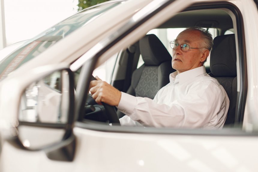 motoristas-acima-de-75-anos-podem-perder-o-direito-de-dirigir-em-portugal;-entenda