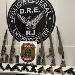 em-duas-acoes-na-via-dutra,-pf-apreende-10-fuzis-e-12-pistolas