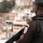 pm-apreende-tres-toneladas-de-drogas,-fuzis-e-pistolas-na-mare