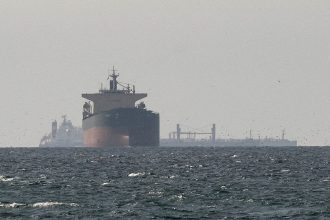 so-navios-ligados-ao-ira-cruzam-ormuz-enquanto-trump-pressiona-por-reabertura