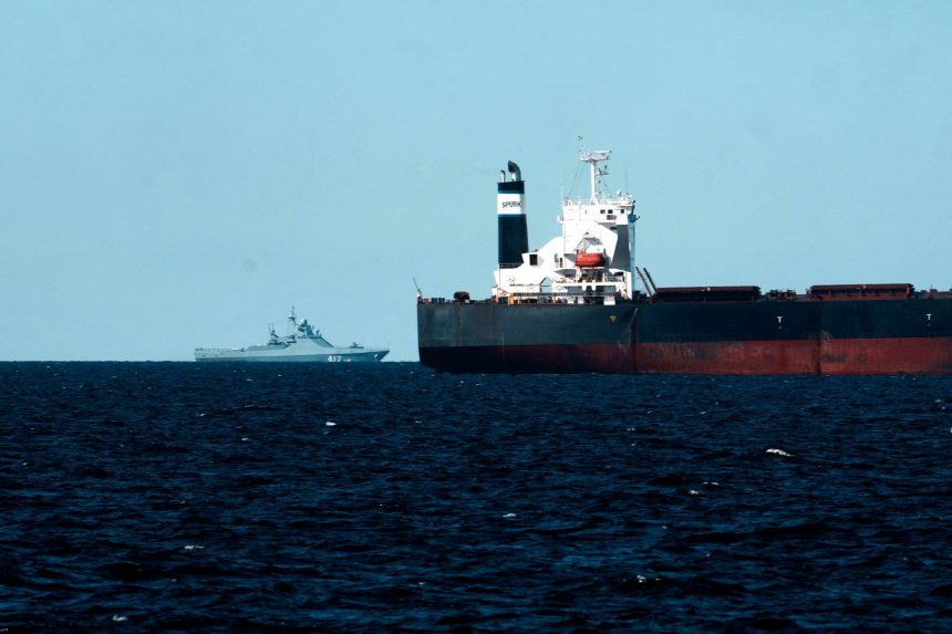 “frota-fantasma”-opera-fora-dos-radares,-mas-transporta-quase-20%-do-petroleo-global