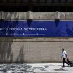 eua-aliviam-sancoes-ao-banco-central-da-venezuela-para-destravar-setor-de-petroleo