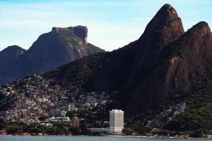 operacao-policial-deixa-visitantes-“ilhados”-em-cartao-postal-do-rio