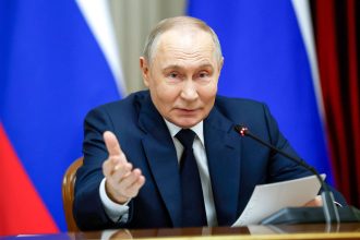 putin-so-se-reunira-com-zelenskiy-para-acertar-arranjos-finais-da-guerra,-diz-kremlin