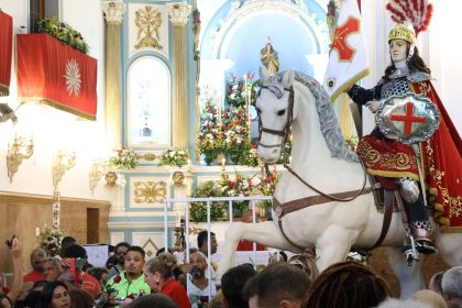 fieis-se-concentram-no-centro-do-rio-para-celebrar-dia-de-sao-jorge