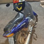 Polícia Militar realiza a recuperação de veículo roubado no Cidade de Deus II. Suspeito com tornozeleira foi preso com moto Honda Biz.